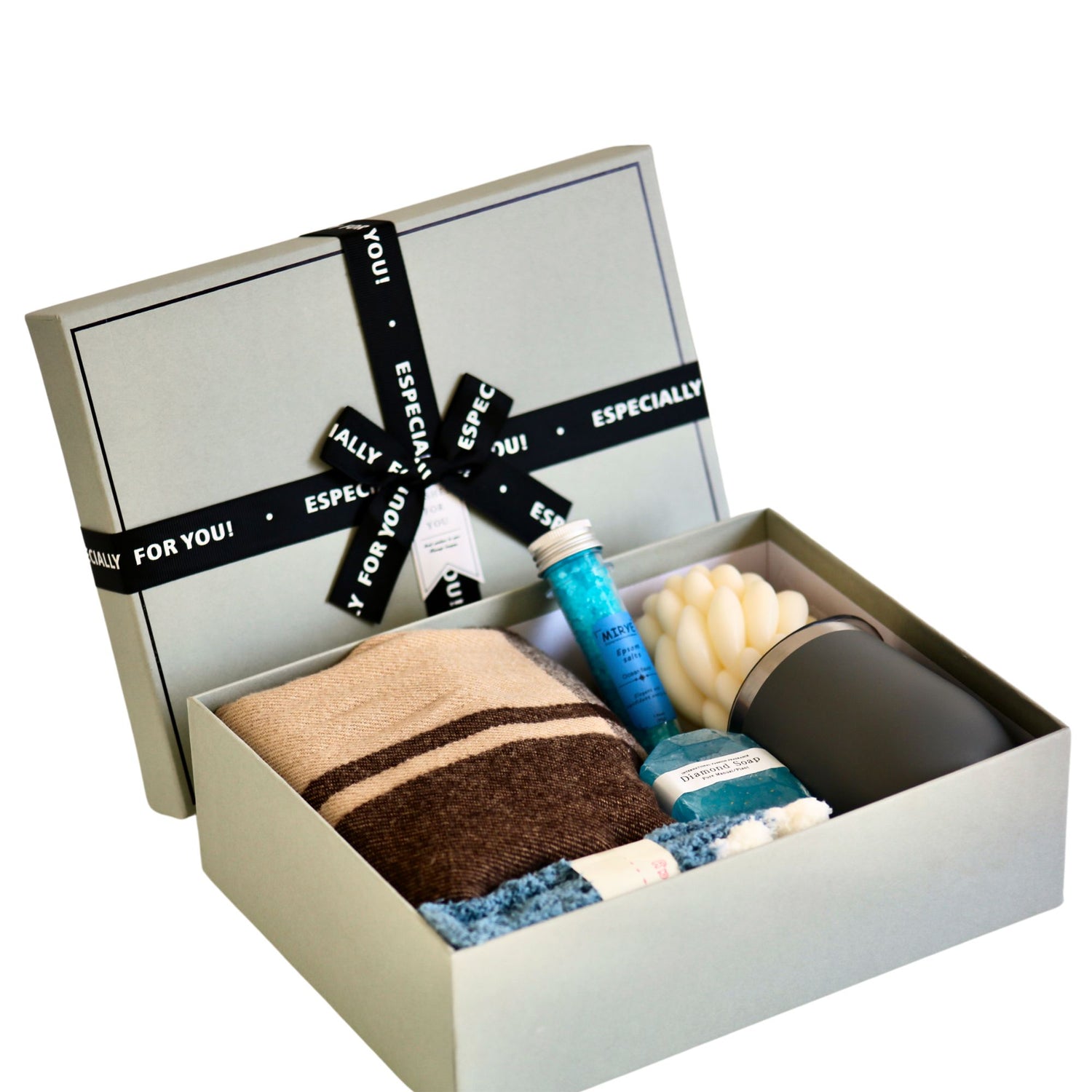 Set Gentleman’s Retreat cu termos izolat, eșarfă, șosete optimiste, sare de baie, săpun diamant și lumânare vanilie