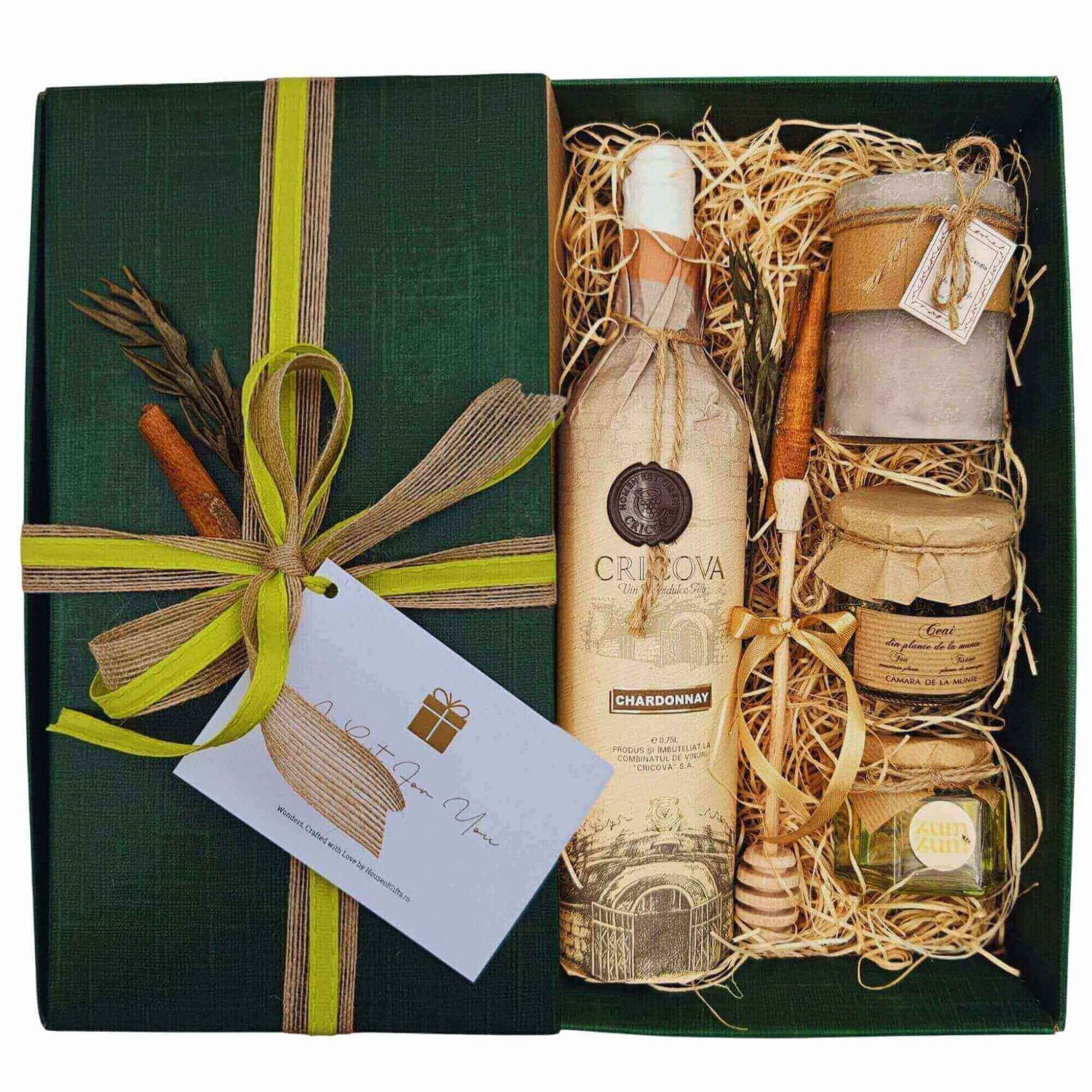 Coș Dor de Arome cu vin Cricova Chardonnay demidulce, ceai montan, miere bio, lumânare parfumată și bâț de miere într-o cutie rustică
