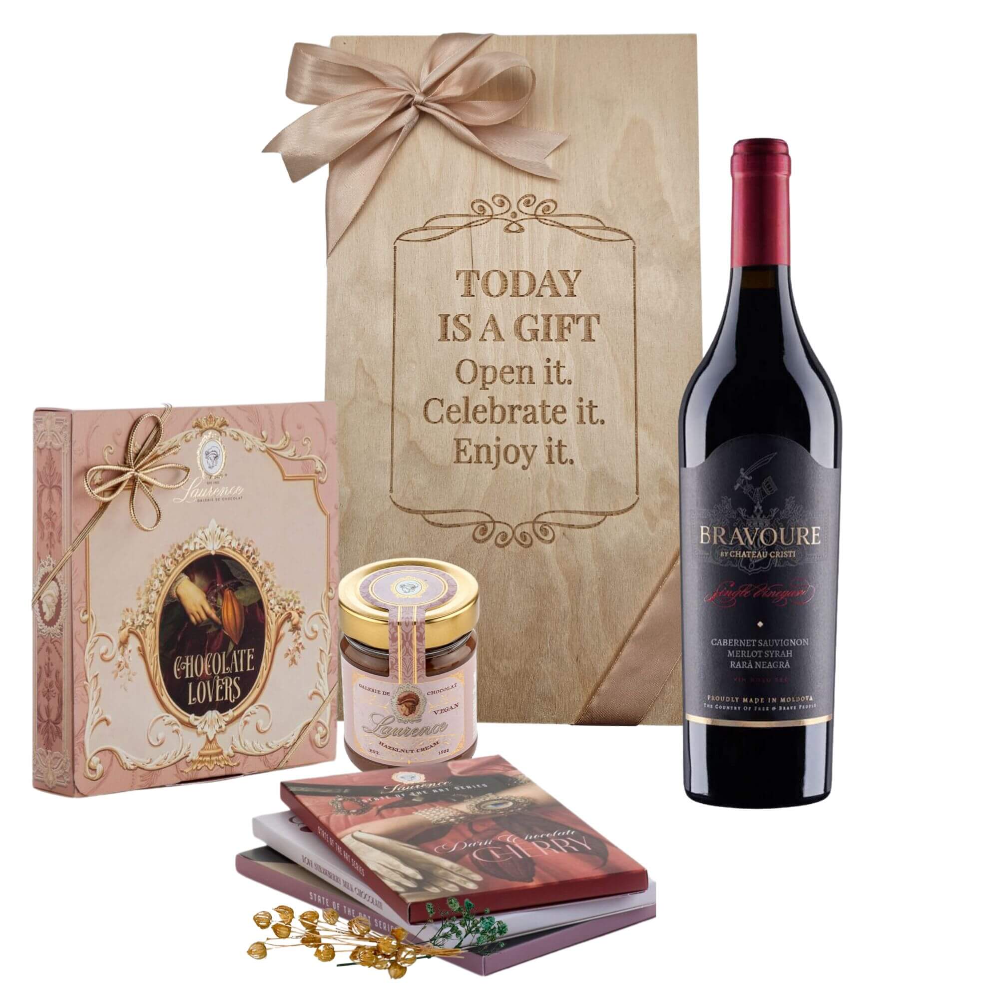 Red Wine & Chocolate Collection cu vin roșu Château Cristi Bravoure, praline Trilogie Chocolate Lovers și cremă de caramel într-un cufăr de lemn