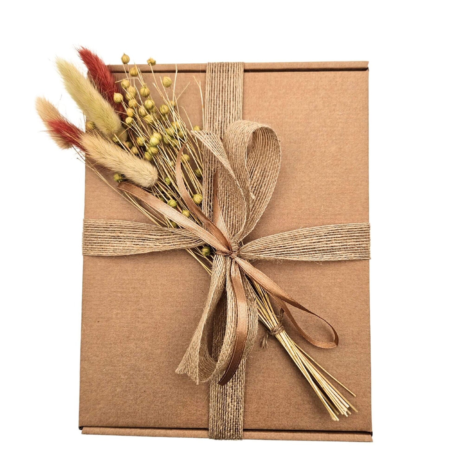 Cadou Elixirul Munților cu decoratiuni de flori uscate si panglica iuta si satin, in cutie craft