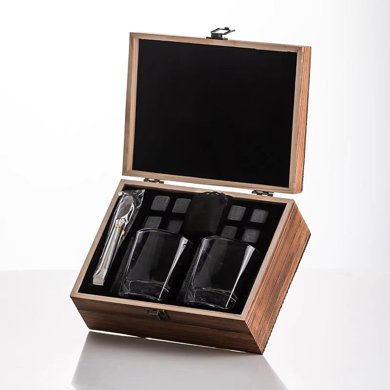 cadou barbati ce contine 2 pahare whisky intr-o cutie de lemn premium