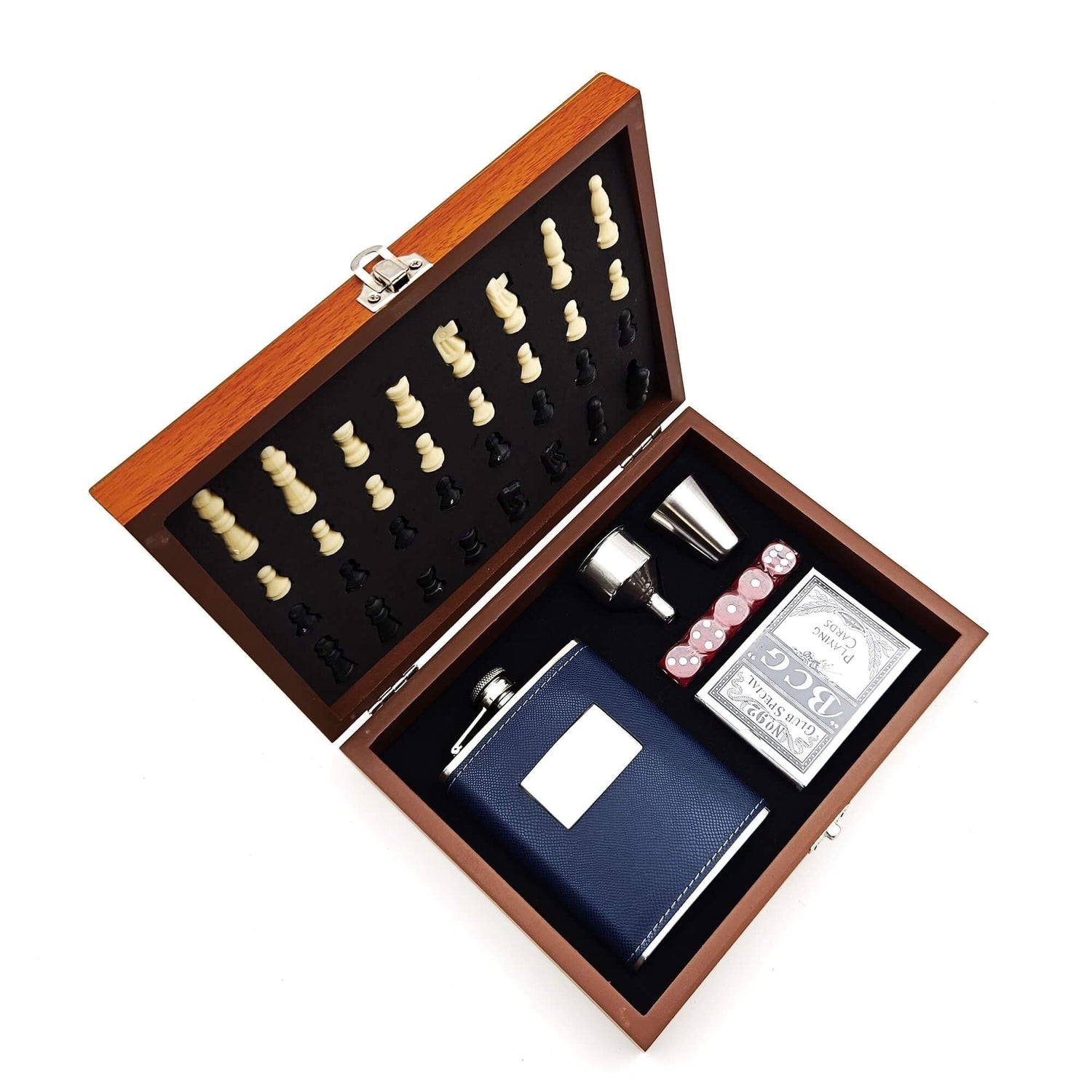 Set Cadou Chess Master cu tablă de șah din lemn, piese de șah, ploscă îmbrăcată, pahar shot, zaruri și pachet de cărți într-o cutie premium