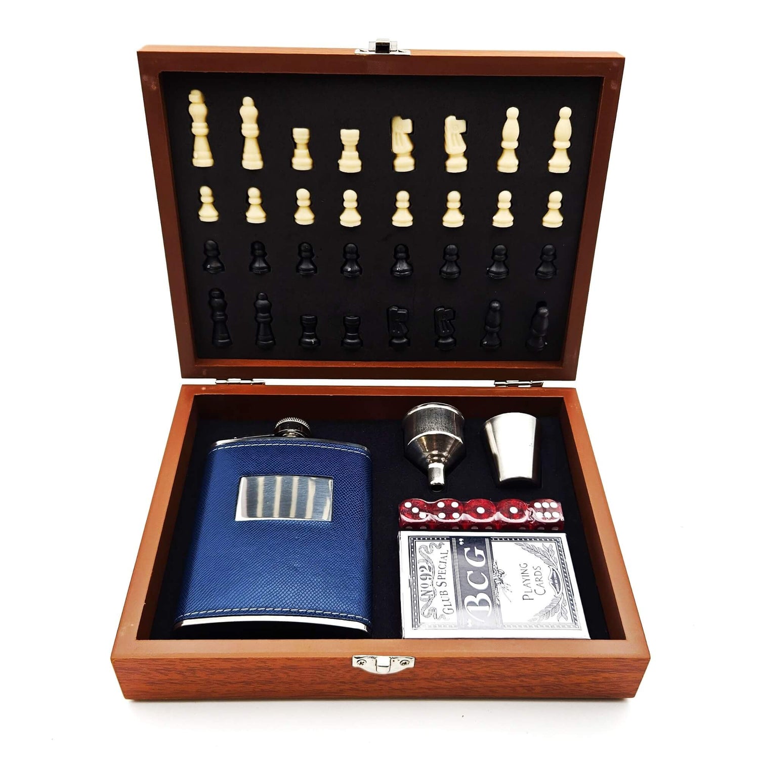 Set Cadou Chess Master cu tablă de șah din lemn, piese de șah, ploscă îmbrăcată, pahar shot, zaruri și pachet de cărți într-o cutie premium in prim plan