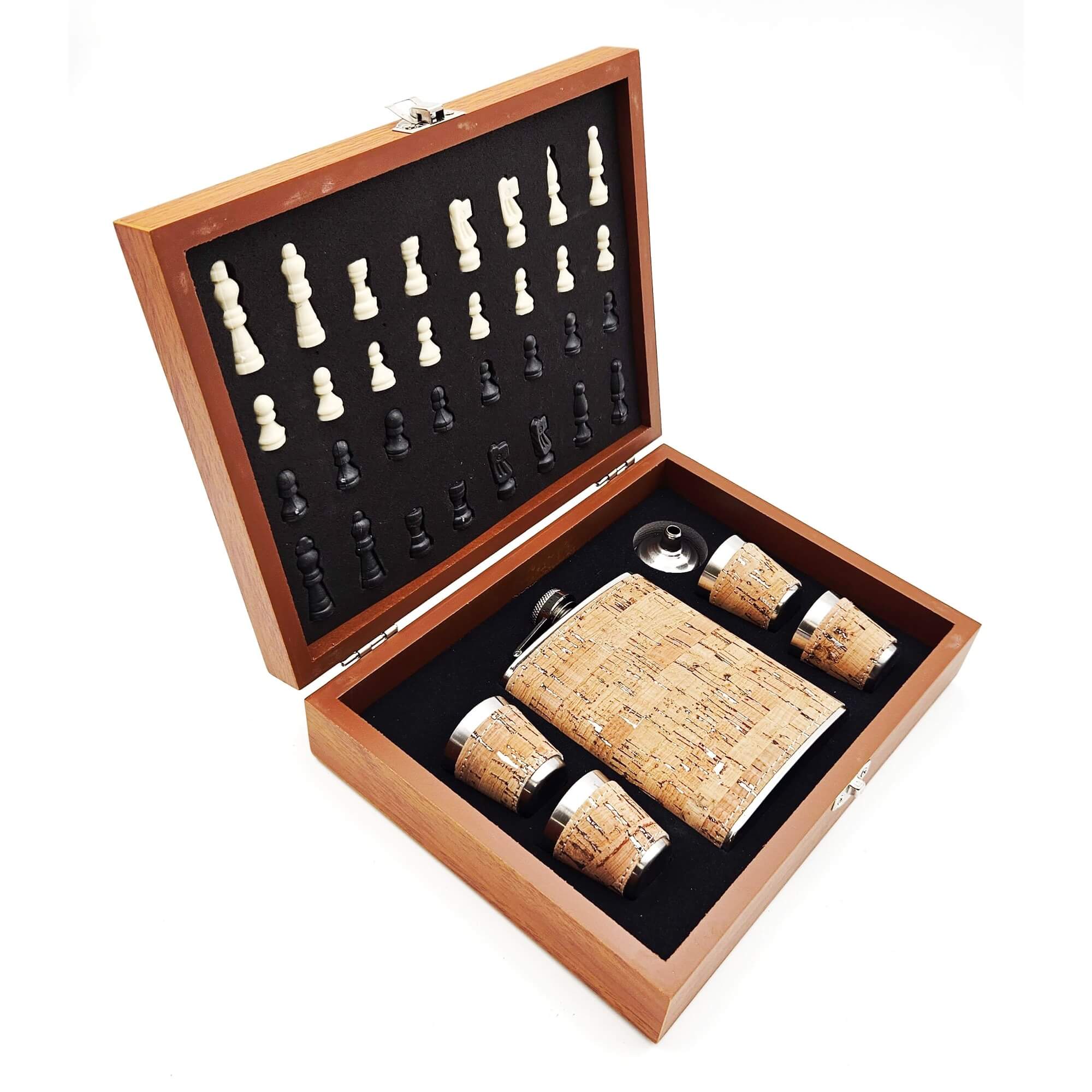 Set Chess & Spirits cu tablă de șah din lemn, ploscă metal, 4 pahare shot și pâlnie într-o cutie cadou premium