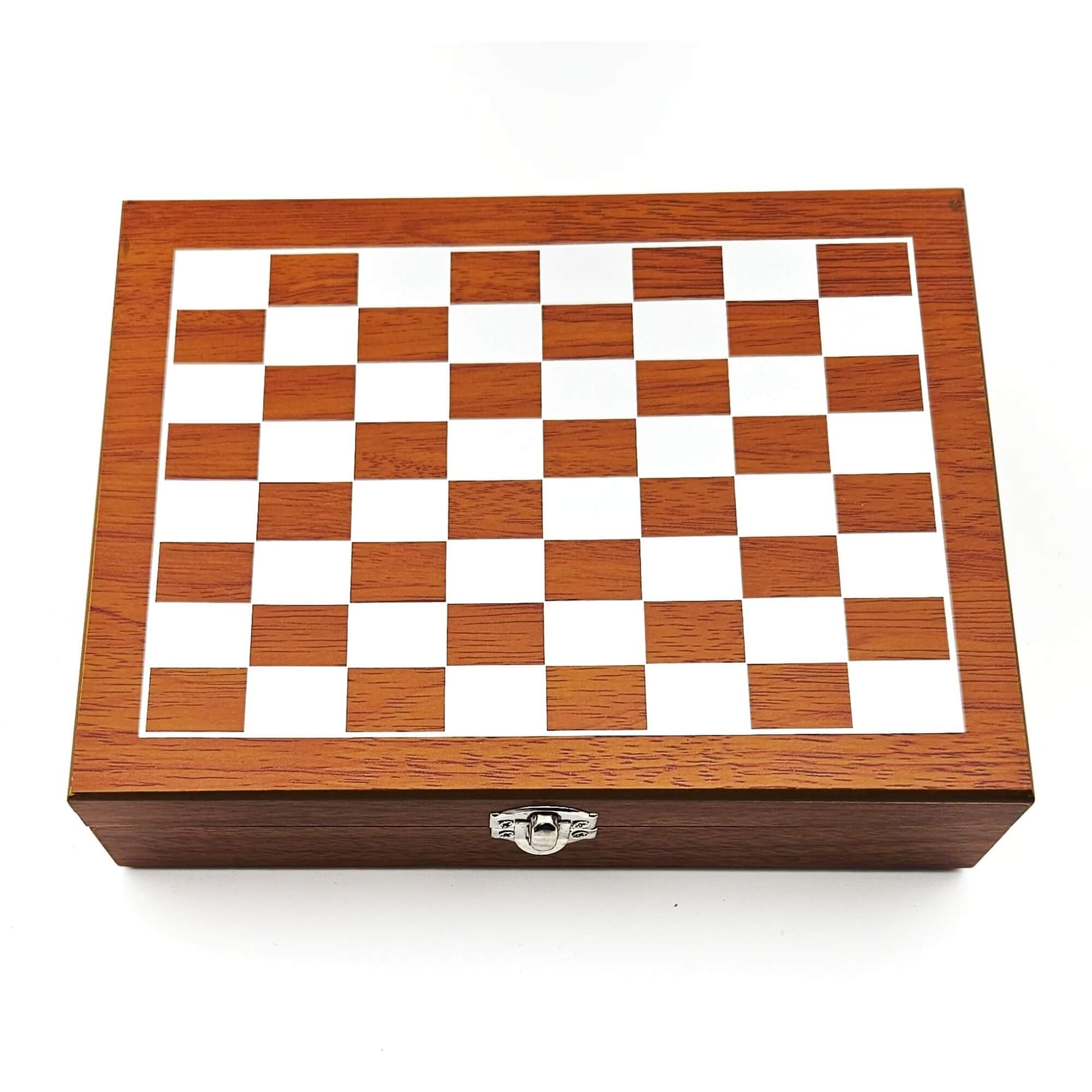 Set Chess & Spirits cu tablă de șah din lemn, ploscă metal, 4 pahare shot și pâlnie într-o cutie cadou premium inchisa