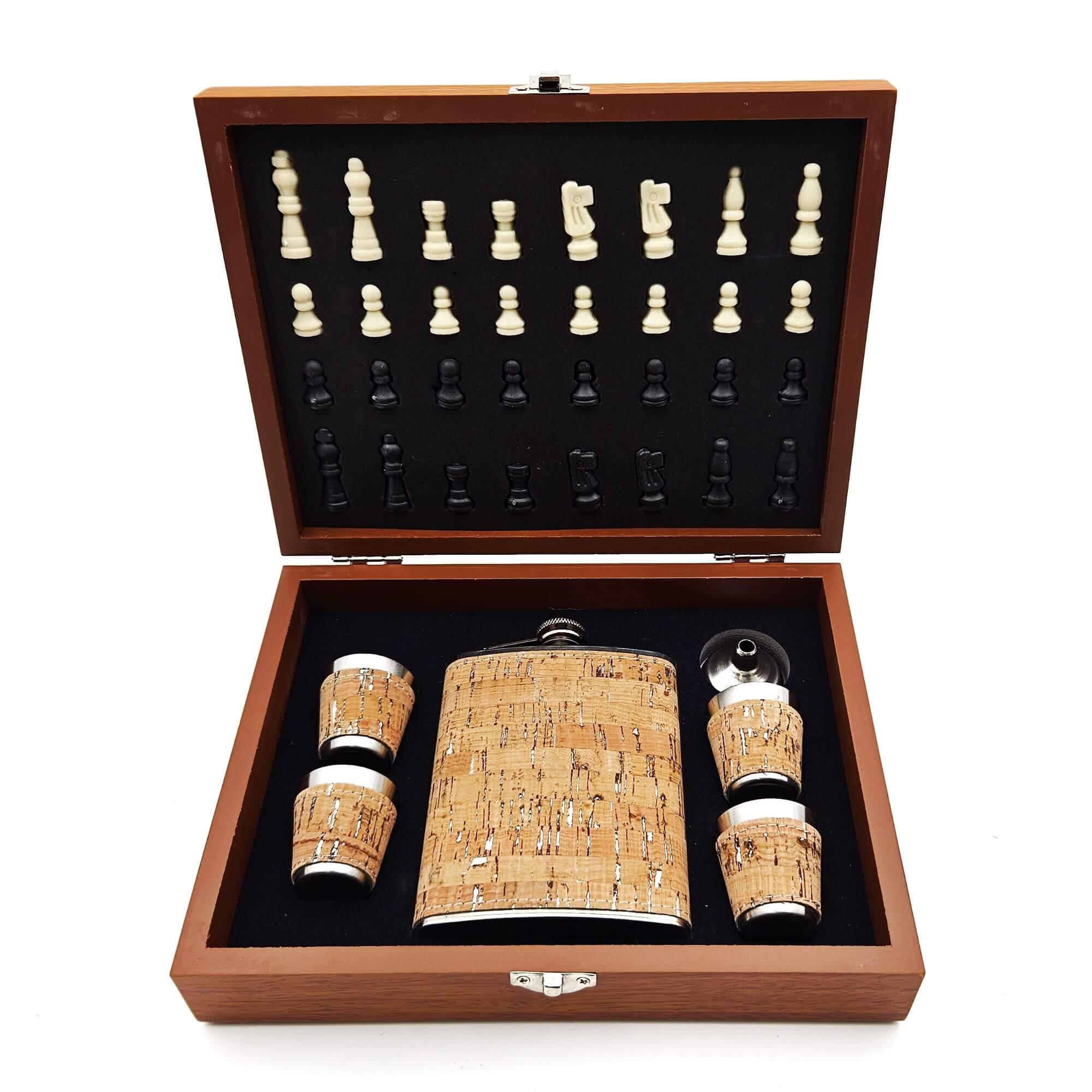 Set Chess & Spirits cu tablă de șah din lemn, ploscă metal, 4 pahare shot și pâlnie într-o cutie cadou premium in prim plan