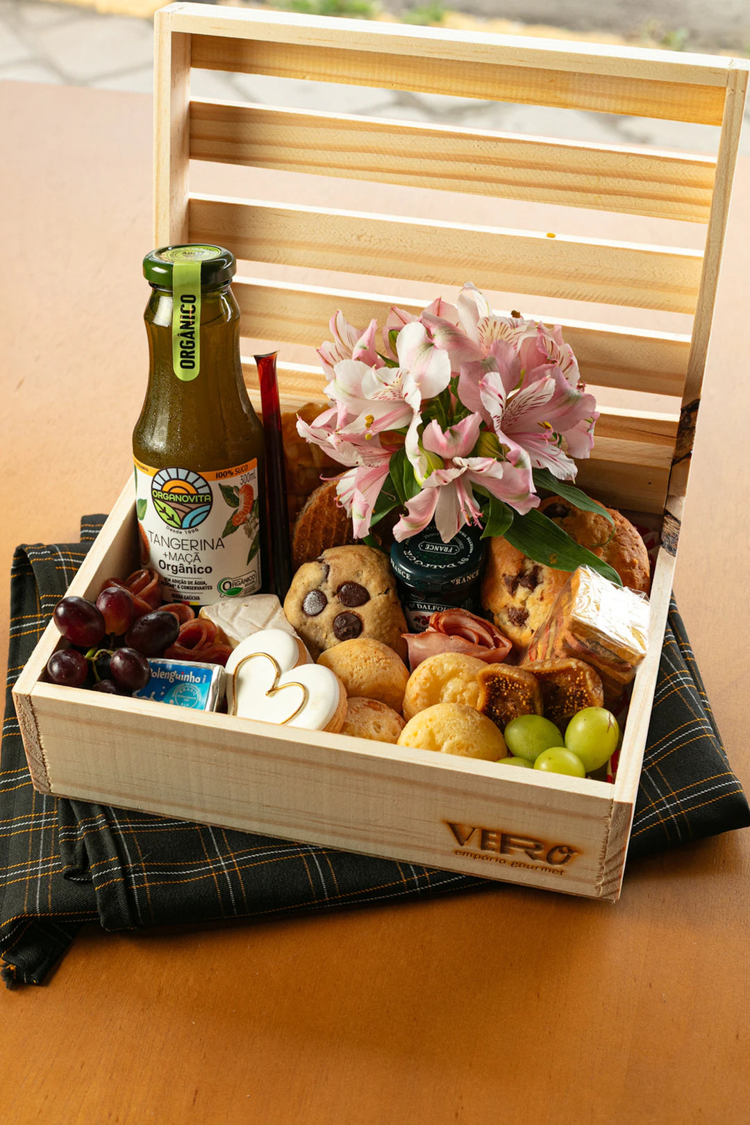 Cadouri gourmet cu vin și delicatese pentru Crăciun