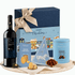 Cutie cadou Best in Blue cu vin roșu Feudi Salentini Malvasia și Laurence Choco-Pizza