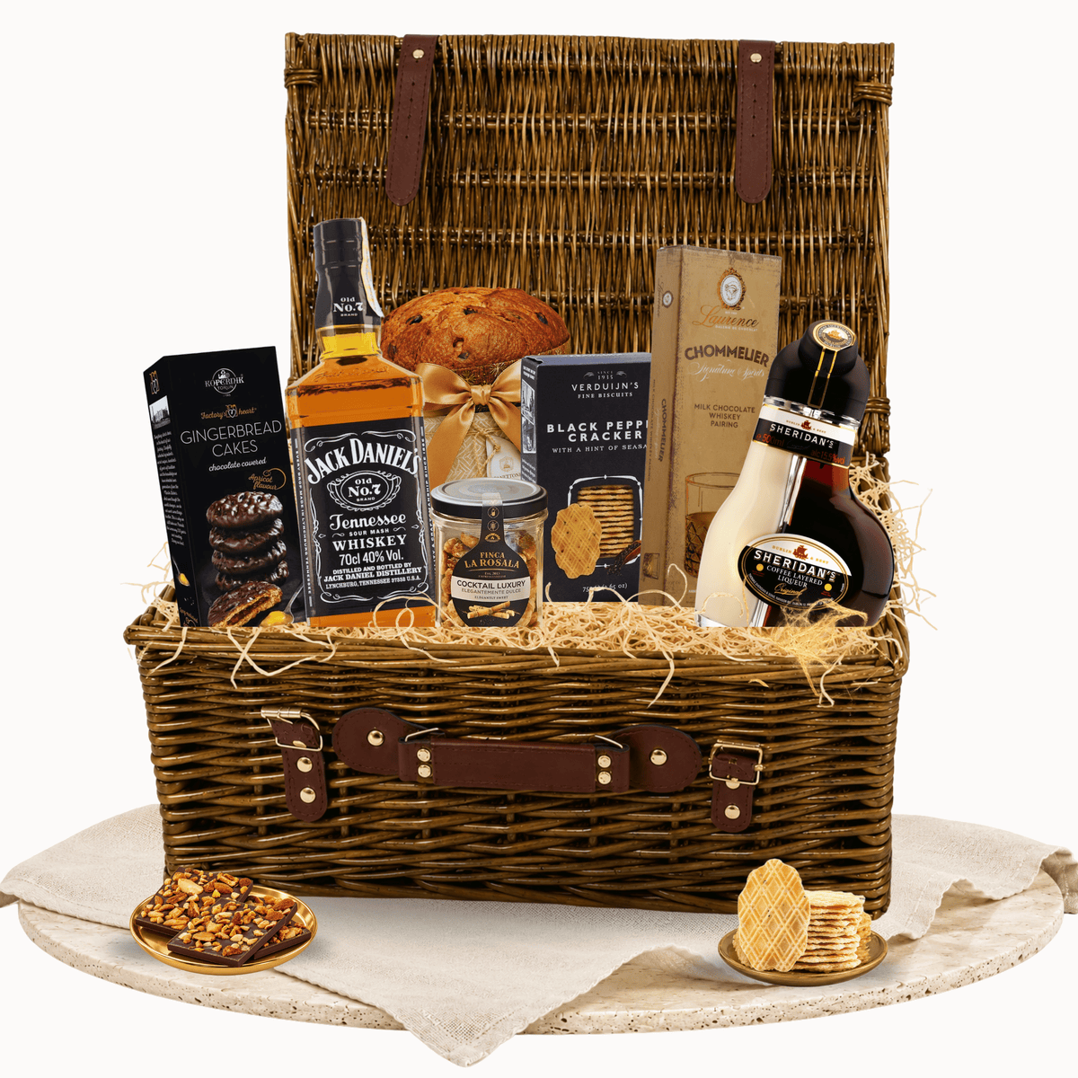 Coș cadou Fireside Selection cu Jack Daniel’s Old No. 7 și lichior Sheridan’s