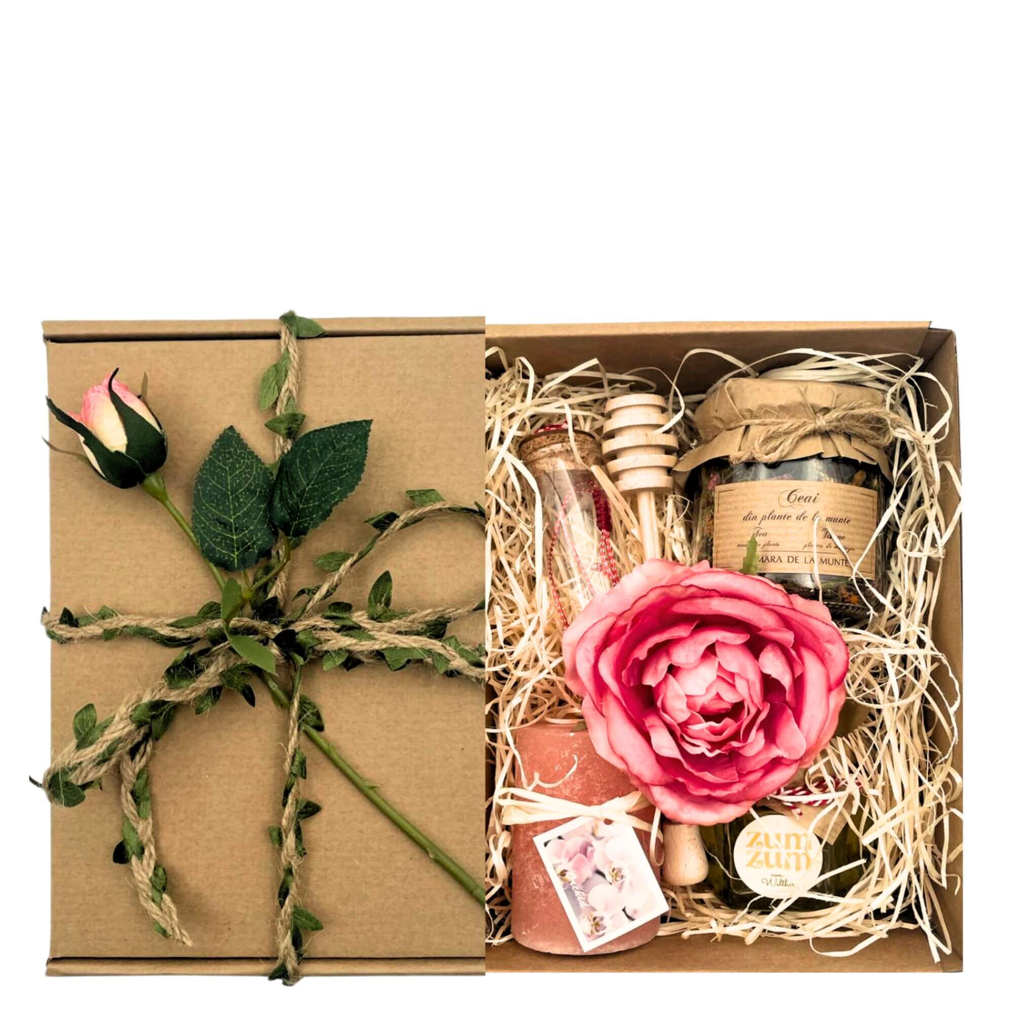 Coș Petals of Joy cu ceai de plante de la munte, miere bio, lumânare parfumată, mărțișor cu semințe și floare decorativă trandafir

