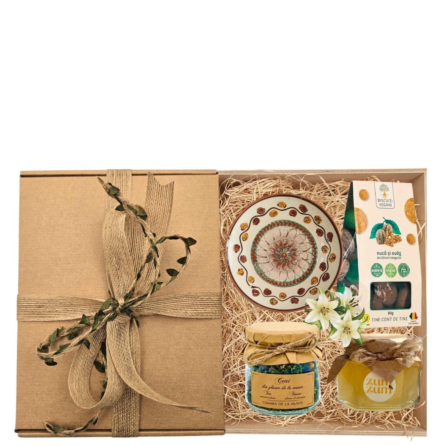 cosuri traditionale de paste cu miere ceai si farfurie de horezu