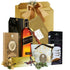 Johnnie Walker Black Label 12 Ani alături de prăjituri Kopernik, vafe cu ciocolată și pralină, trufe Mathez și praline Excelcium, aranjate într-o cutie cadou festivă.