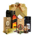 Johnnie Walker Black Label 12 Ani alături de prăjituri Kopernik, vafe cu ciocolată și pralină, trufe Mathez și praline Excelcium, aranjate într-o cutie cadou festivă.
