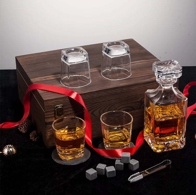 Set cadou whisky cu decantor, 4 pahare și cutie elegantă din lemn