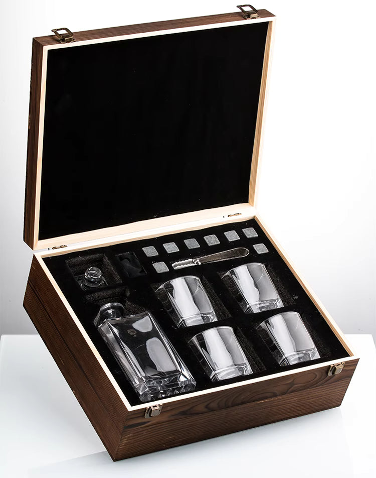 Set cadou whisky cu decantor, 4 pahare și cutie elegantă din lemn