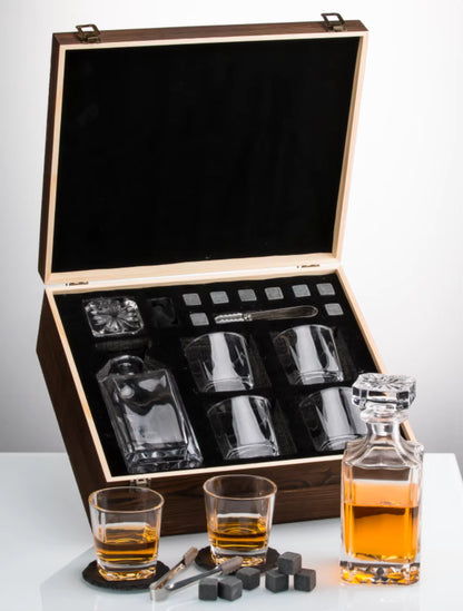 Set cadou whisky cu decantor, 4 pahare și cutie elegantă din lemn