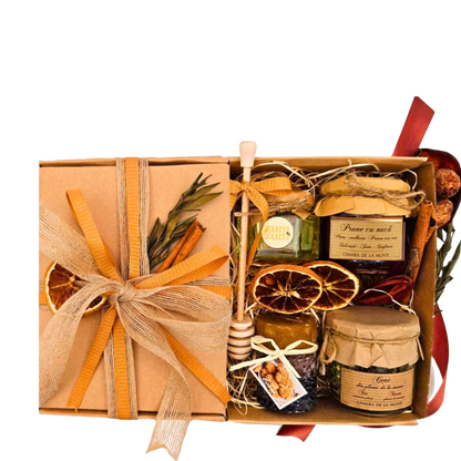 Coș Recolta de la munte cu ceai de plante de la munte, dulceață de coacăze negre, miere bio, lumânare parfumată și baton de miere
