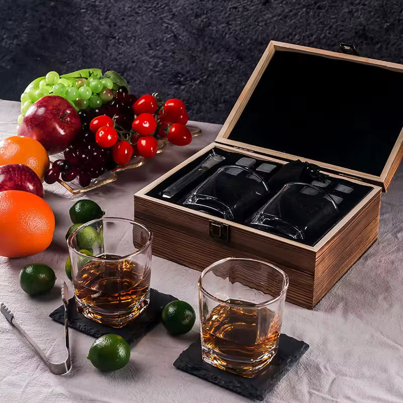 cadou barbati ce contine 2 pahare whisky intr-o cutie de lemn premium