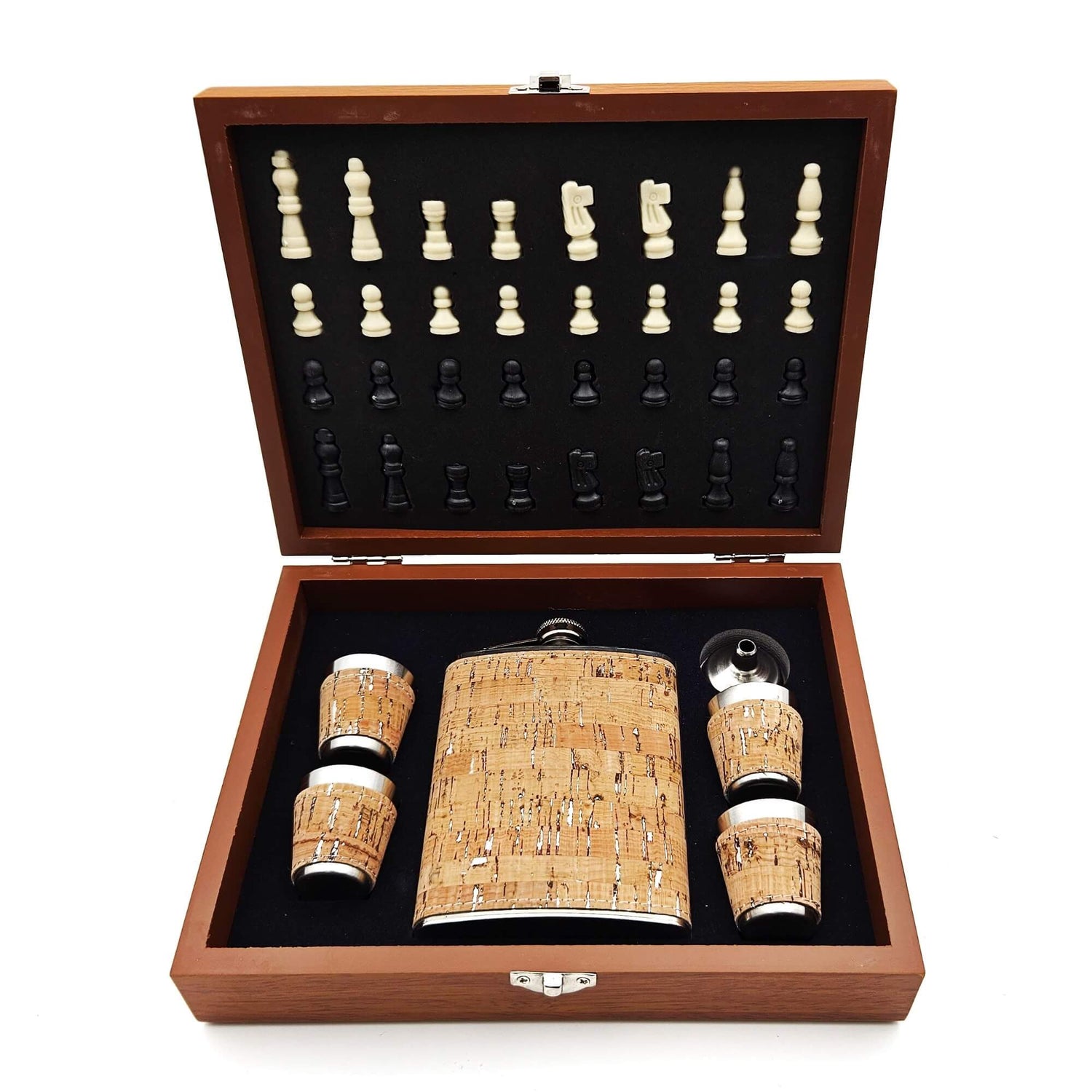 Set Chess &amp; Spirits cu tablă de șah din lemn, ploscă metal, 4 pahare shot și pâlnie într-o cutie cadou premium in prim plan