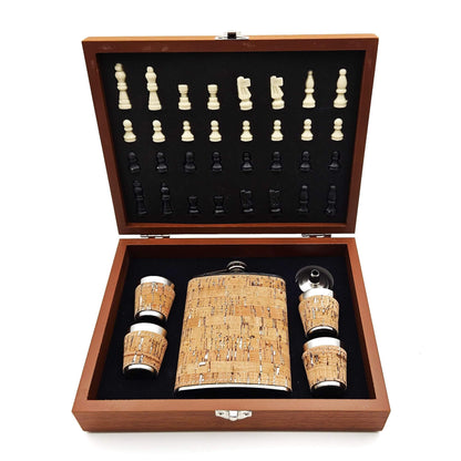 Set Chess &amp; Spirits cu tablă de șah din lemn, ploscă metal, 4 pahare shot și pâlnie într-o cutie cadou premium in prim plan