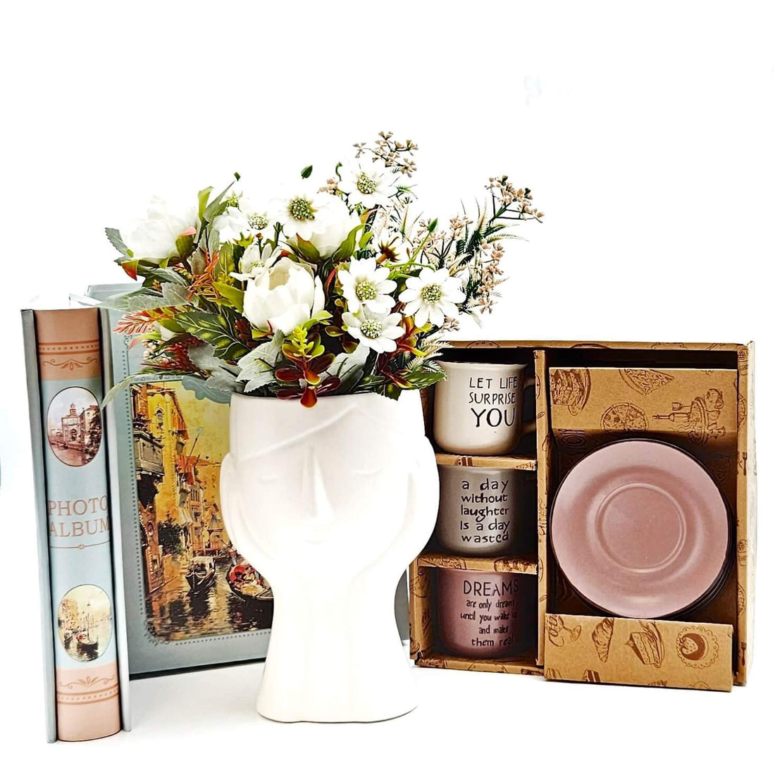 Set Coffee Bouquet Set cu album foto 10×15 cm, vază decorativă albă, buchet flori artificiale și set de 3 cești cafea în cutie premium